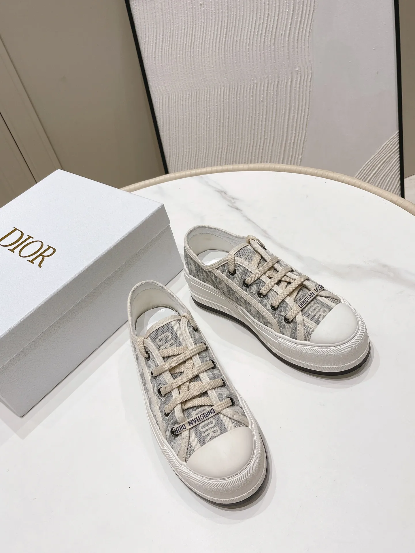 👟👟Ex-factory price 520 👟👟 Women's Shoes Women's Clothing Dior Walk'n Series Presbyopia Embroidery Thick-soled Canvas Shoes Casual Sports Shoes Original Purchase Development Production This Walk'n'Dior thick-soled sneaker is a fashionable item that enhances the style of the series. Oblique printed cotton embroidered upper with comfortable platform sole, tongue and Christian Dior 👟👟 ex-factory aris signature laces. Can add fashionable temperament to all kinds of casual looks ▪️Fabric: Original customized imported Oblique printed embroidery ▪️Inner lining: Imported soft sheepskin lining ▪️Outsole: Original exclusive molded T👟👟Factory price U material ▪️Sole thickness: 4.5CM ▪️Size: Women's 35-40